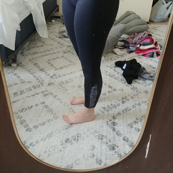 Hole pattern leggings - Picture 2 of 5